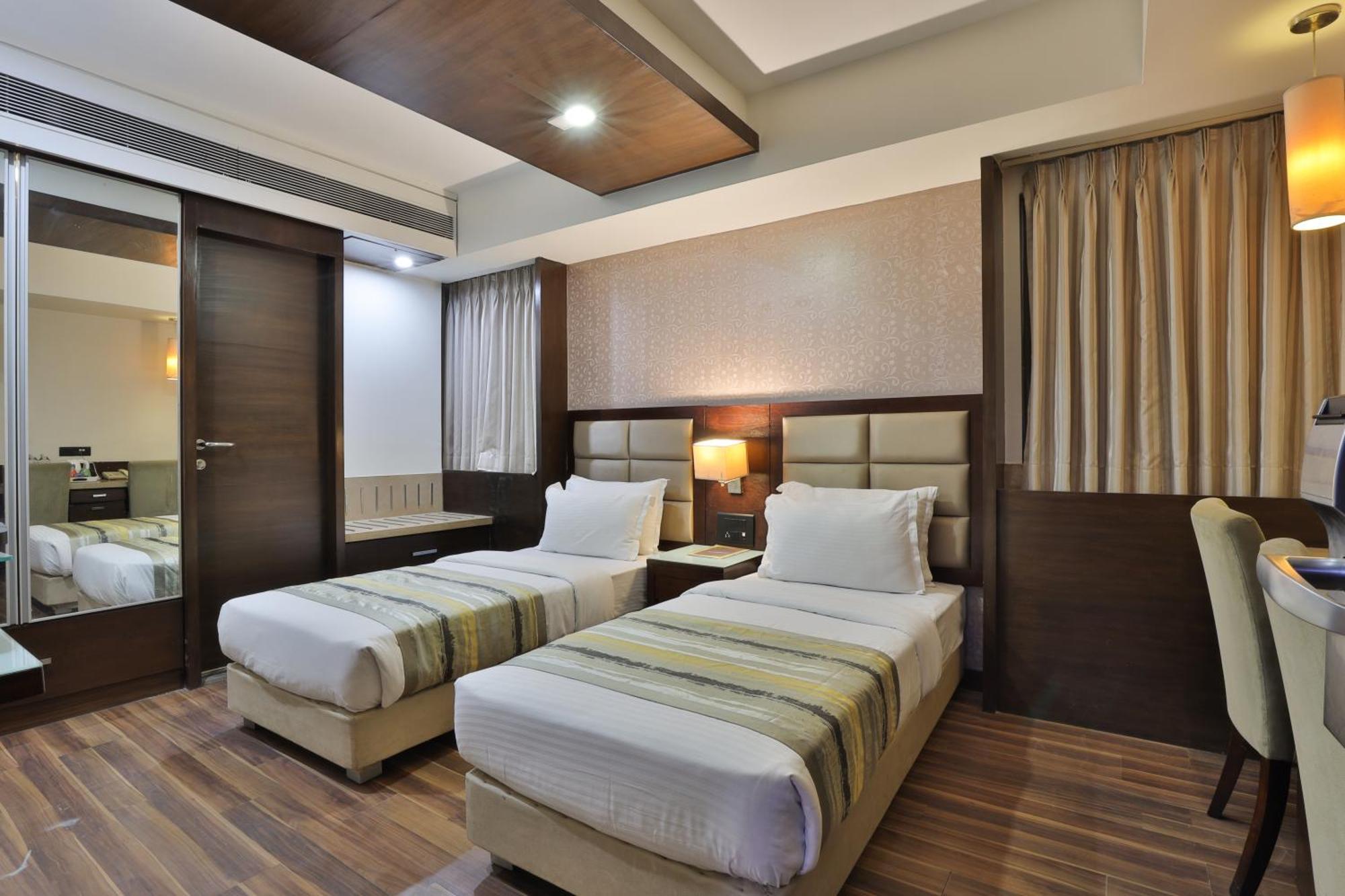 Hotel Krios - Near Sg Highway,